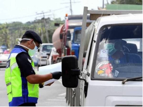 Sebanyak 2,251 kompaun telah dikeluarkan polis kepada mereka yang melanggar SOP Sekatan Pergerakan Penuh di seluruh Selangor sejak 1 Jun lalu. Gambar hiasan.