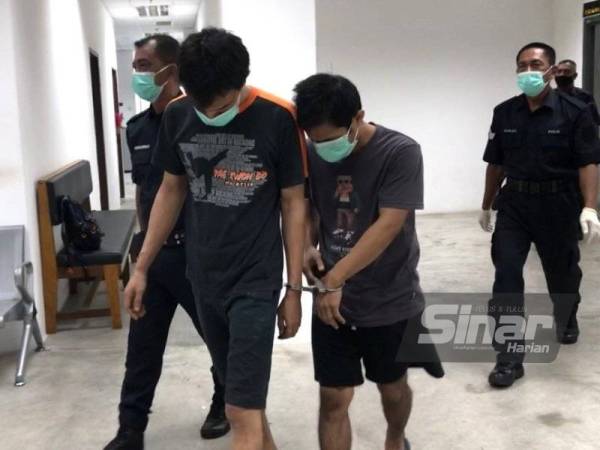 Abd Malik (dua dari kiri) dan Mohd Yusri dikawal ketat dari lokap menuju ke Mahkamah Majistret bagi berdepan lima pertuduhan terhadap mereka. 