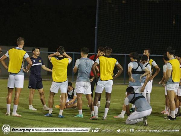 Cheng Hoe (tiga dari kiri) mengendalikan sesi latihan Harimau Malaya di Dubai pada Ahad. FOTO: FB FAM