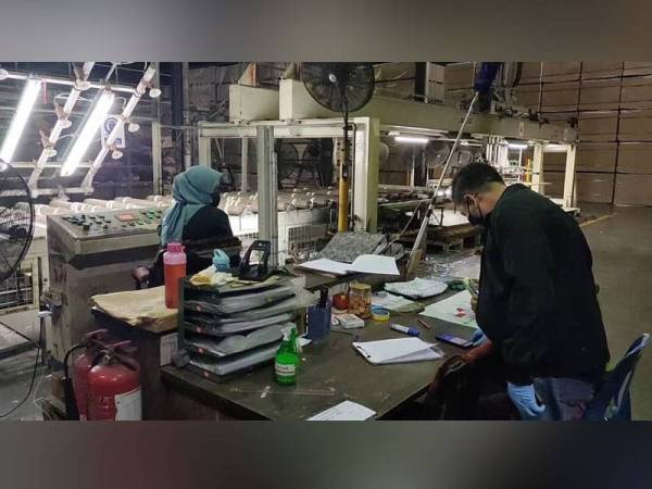 Tiga kilang dikompaun kerana langgar operasi SOP PKPD di kawasan Perindustrian Gebeng pada malam Isnin.