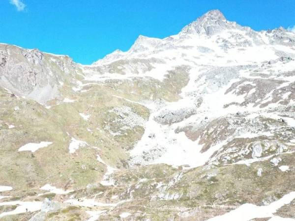 Lokasi sebuah pesawat terbang luncur dan sebuah pesawat ringan terhempas yang menyebabkan enam orang terbunuh di banjaran Alps, Switzerland pada hujung minggu lalu. - Foto Polis Graubunden