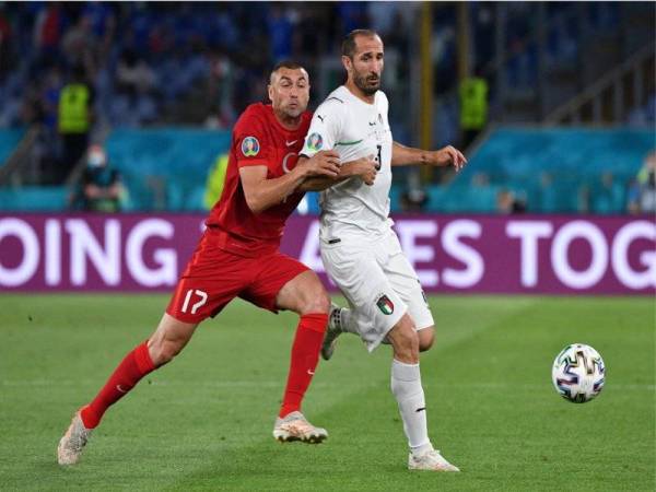 Chiellini tenang mengekang kemaraan penyerang Turki, Burak Yilmaz (kiri) semasa aksi Kumpulan A Euro 2020 di Stadium Olimpico, Rome pada Sabtu lalu. Foto AFP