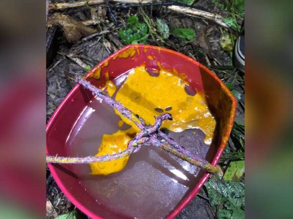 Sisa minyak sawit yang berjaya disedut keluar dari sungai bagi menghalang gangguan kerja di LRA Sungai Semenyih.