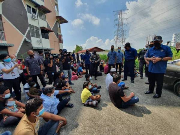 Menteri Dalam Negeri, Datuk Seri Hamzah Zainuddin (kanan) ketika meninjau dua penempatan warga asing dan etnik Rohingya di Rumah Pangsa Jalan Terubuk dan Pangsapuri Taman Sutera pada Selasa.