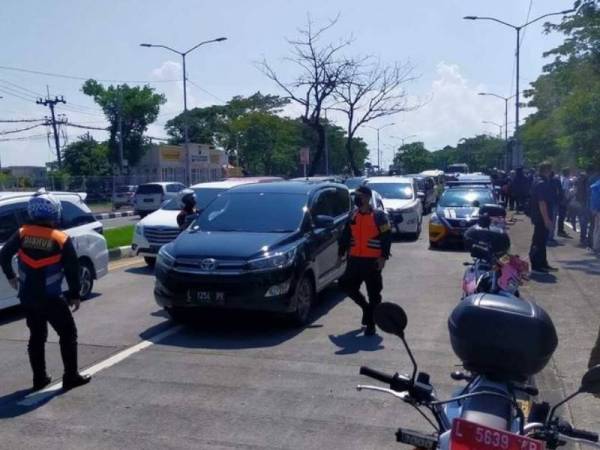 Pos sekatan di pintu masuk di jambatan Suramadu ke Surabaya setelah lonjakan kes Covid-19. - Foto KOMPAS.COM