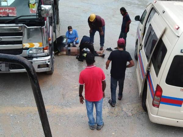 Gambar tular memaparkan mangsa ditemui terbaring di tepi lori di kawasan kuari batu bata di Rawang pada Isnin.