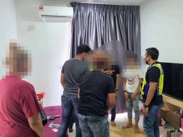 Polis melakukan pemeriksaan di lokasi serbuan pertama di sebuah apartment mewah di Jalan Chain Ferry di sini, pada Selasa.