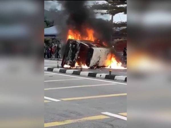 Keadaan van yang terbakar mengakibatkan seorang wanita rentung.