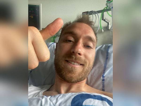 Eriksen memuat naik gambar isyarat bagus di atas katilnya di Intagramnya.