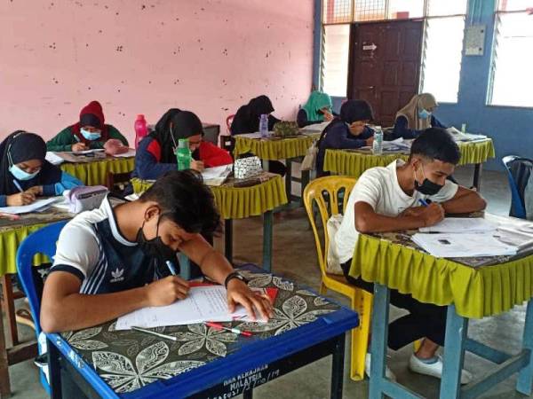 Pelajar Program Latihan Kemahiran Akademik Empower Wilayah Ekonomi Pantai Timur (ECER) Universiti Malaysia Kelantan (UMK) mengulang kaji pelajaran sebelum berdepan peperiksaan Sijil Pelajaran Malaysia (SPM) 2020 lalu.