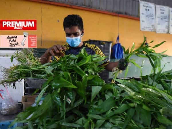 Pekerja menimbang sayur kangkung sebelum dijual ketika tinjauan di sebuah pasar borong di Kuala Lumpur pada Selasa. - Foto Bernama