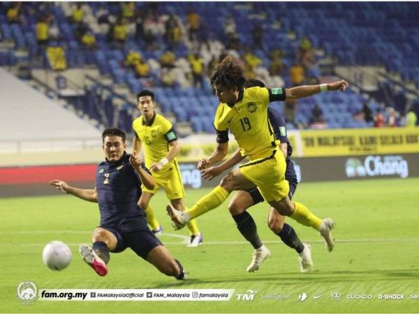 Akhyar ketika melakukan percubaan ke gawang gol Thailand. - Foto FAM