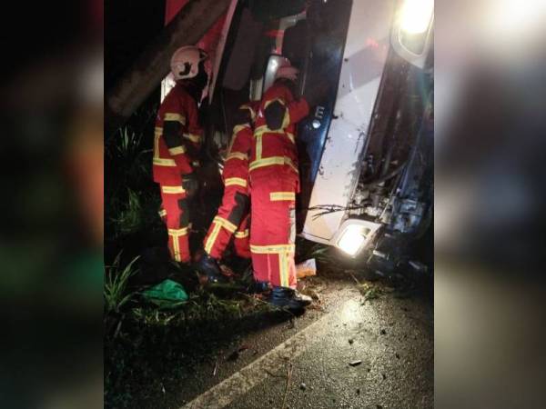 Anggota bomba menjalankan operasi mengeluarkan mangsa yang tersepit dalam lori. - Foto ihsan JBPM Perak