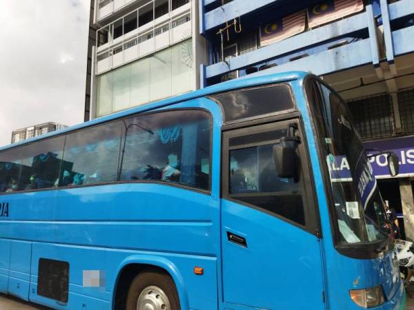 Bas pekerja yang membawa penumpang melebihi kapasiti ditahan di Jalan Tun H S Lee pada Rabu.