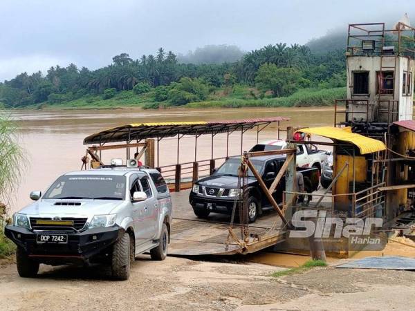 Vaksin Covid-19 dibawa ke Kampung Pasir Kelang, Kuala Krai menggunakan kenderaan pacuan empat roda sambil diiringi anggota dari IPD Kuala Krai.