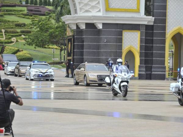 Kenderaan rasmi membawa Sultan Johor, Sultan Ibrahim Sultan Iskandar dilihat keluar selepas Perbincangan Khas Raja-Raja Melayu di Istana Negara hari ini. - Foto Bernama