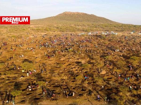 Ribuan orang mencari batu-batu sebesar bola ping pong yang dipercayai berharga di
kampung Kwahlathi, Afrika Selatan baru-baru ini. - Foto AFP