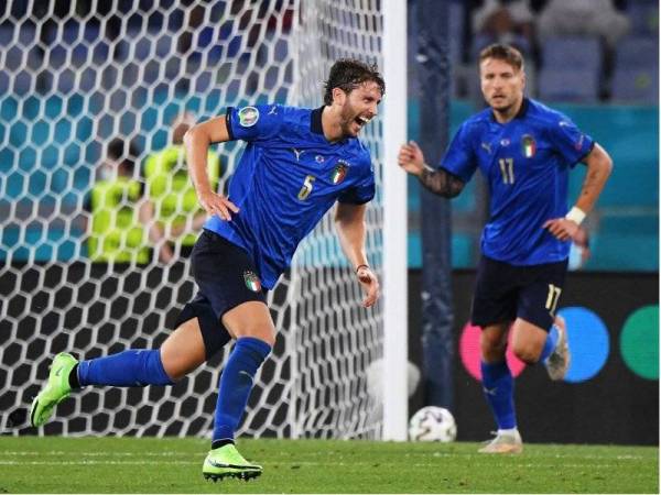 Locatelli meraikan jaringannya di Stadio Olimpico awal pagi tadi.