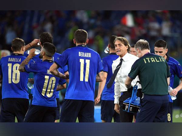 Mancini ketika memberikan arahan kepada pemainnya ketika perlawanan menentang Switzerland.