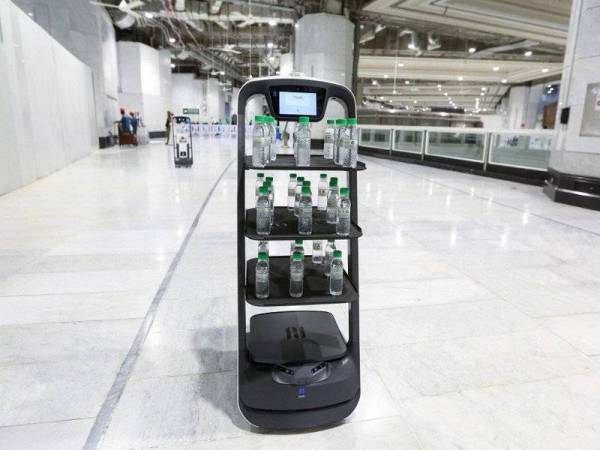 Robot pintar yang akan mengedarkan botol-botol air zamzam buat pertama kali kepada pelawat dan bakal jemaah haji di Masjidil Haram, Makkah. - Foto AFP