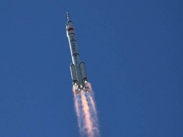 Kapal angkasa pembawa angkasawan Shenzhou-12 berjaya dilancarkan di Pusat Pelancaran Satelit Jiuquan China pada 9.22 pagi Khamis sebelum dihantar ke orbit mengikut jadual. Foto AFP