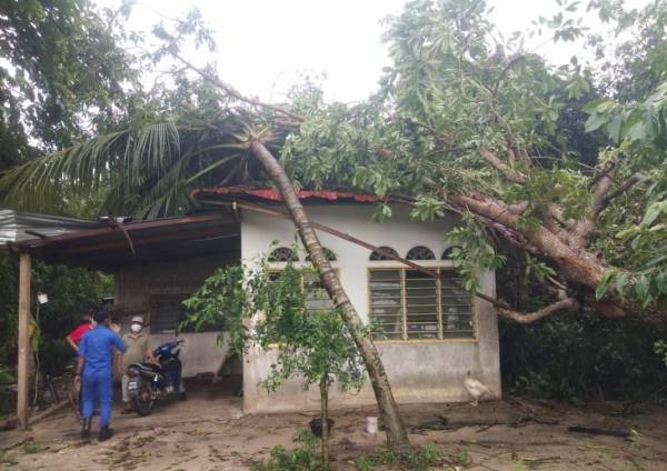 Angin kencang menyebabkan bumbung rumah mengalami kerosakan dalam kejadian ribut di Sidam Kiri.