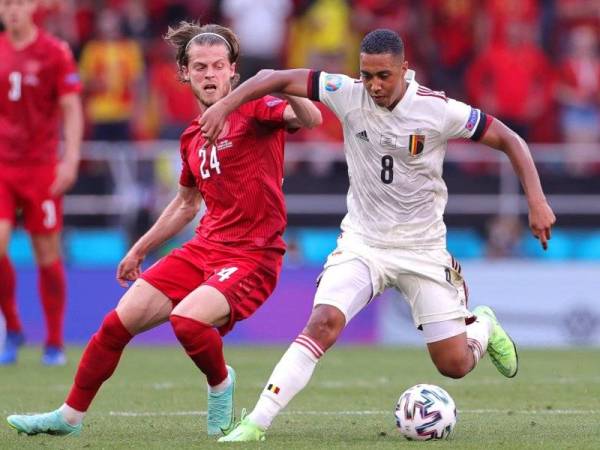 Mathias Jensen (kiri) mengasak Youri Tielemans dalam aksi perlawanan Kumpulan B di Stadium Parken, Copenhagen, pada awal pagi Jumaat. -Foto EPA