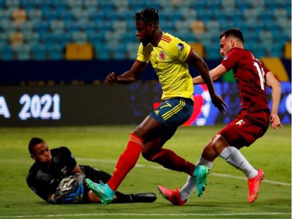 Antara aksi menarik pertemuan Colombia menentang Venezuela di Stadium Olímpico Pedro Ludovico, Goiânia.