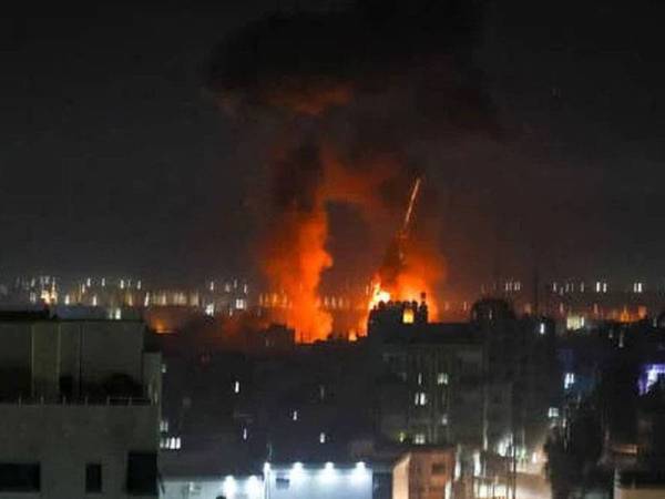 Gambar fail menunjukkan letupan berlaku akibat serangan jet-jet Tentera Udara Israel di bandar Gaza pada Rabu lalu. - Foto AFP