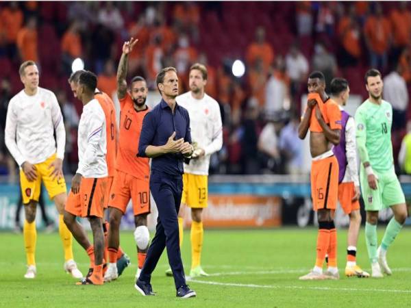 Belanda berjaya mara ke pusingan 16 pasukan terakhir selepas menewaskan Austria 2-0.