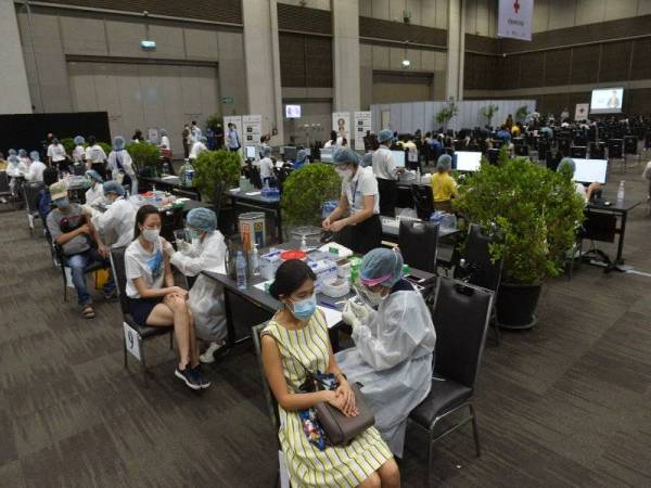 Orang ramai mendapatkan suntikan vaksin Covid-19 di pusat vaksinasi di Bangkok. Foto Xinhua