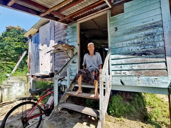 Sulaiman duduk di tangga surau lama yang kini menjadi tempatnya berteduh di Kampung Stesen, Nilai, Negeri Sembilan.