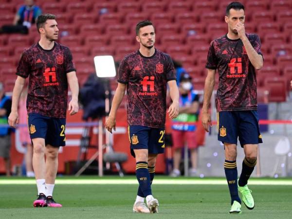 IMBAS KEMBALI.. Dari kiri ke kanan: Aymeric Laporte, Pablo Sarabia dan Busquets ketika menjalani sesi pemanas badan sebelum perlawanan persahabatan menentang Portugal di Wanda Metropolitano pada 4 June lalu.