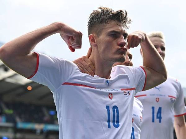 Schick meraikan jaringan penaltinya ketika aksi menentang Croatia di Hampden Park, Glasgow.