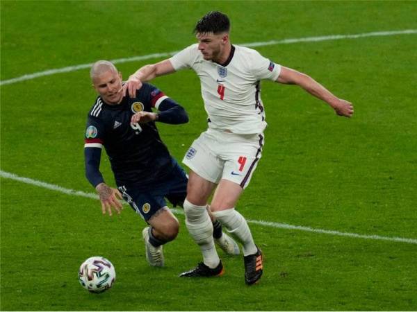 Tonggak England, Declan Rice (kanan) bersaing denan pemain Scotland, Lyndon Dykes di Stadium Wembley awal pagi tadi.