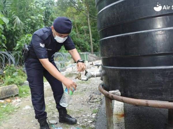 Tangki statik yang ditempatkan di kawasan PKPD Kampung Sungai Penchala bagi kegunaan petugas barisan hadapan.