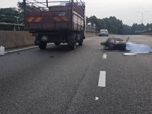 Mangsa dilaporkan maut di lokasi kejadian di Jalan Lingkaran Tengah 2 (MRR2) dari arah Bandar Manjalara menghala ke Bulatan Batu Caves di sini pada Sabtu.