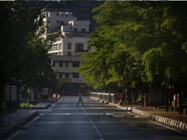 Jalan Jati yang kelihatan lengang ketika tinjauan hari ketiga pelaksanaan sekatan pergerakan penuh bersasar di pusat bandar Labuan. Foto Bernama