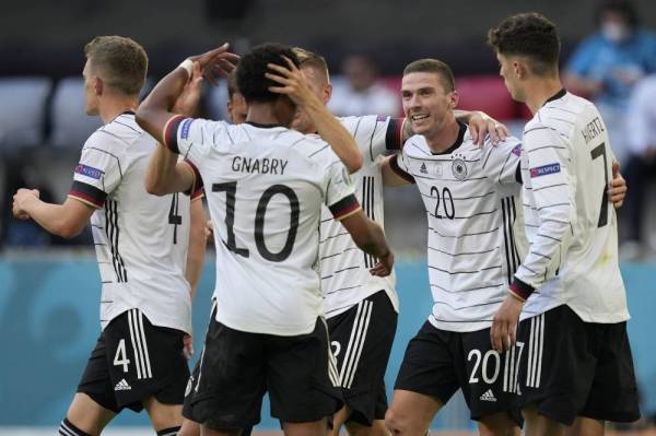 Pemain Jerman meraikan gol ketika berdepan Portugal pada aksi Kumpulan F, Euro 2020 di Allianz Arena, awal pagi Ahad. -Foto EPA