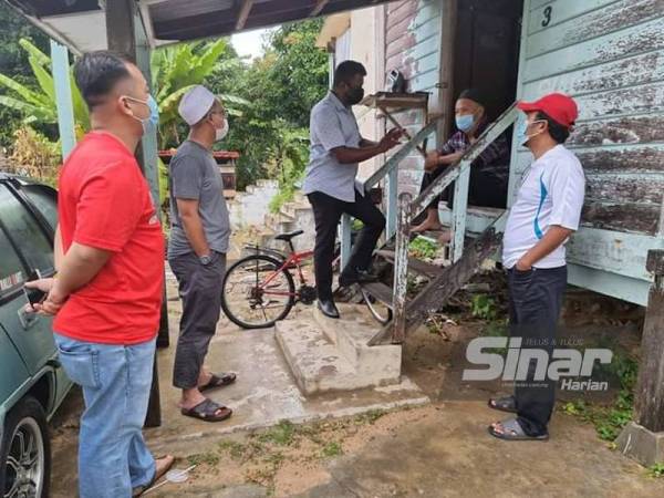 Arul (tengah) melawat Sulaiman di surau lama, pada Sabtu.