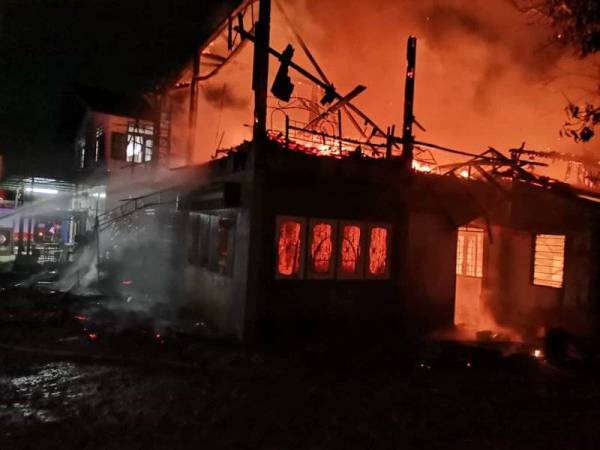 Sebuah rumah di Jalan Pegawai di sini musnah dalam kebakaran pada Ahad.