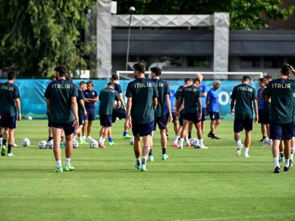 Sesi latihan pasukan Itali menjelang perlawanan menentang Wales. -Foto EPA