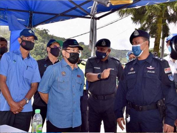 Ahmad (dua dari kiri) ketika meninjau kelangsungan operasi sektor pertanian di kawasan Cameron Highlands pada Ahad.