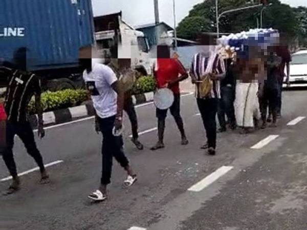 Polis sudah mengenal pasti kumpulan lelaki yang menyertai perarakan mayat di Jalan Siram, Butterworth pada 17 Jun lalu dan usaha mengesan mereka sedang dijalankan.