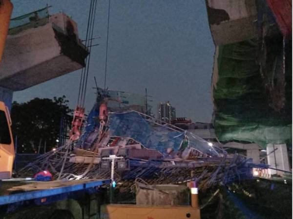 Dua pekerja cedera dalam kejadian perancah besi di sebuah lebuh raya yang sedang dalam proses pembinaan di Sungai Buloh-Kota Damansara dilaporkan runtuh pada Sabtu. 