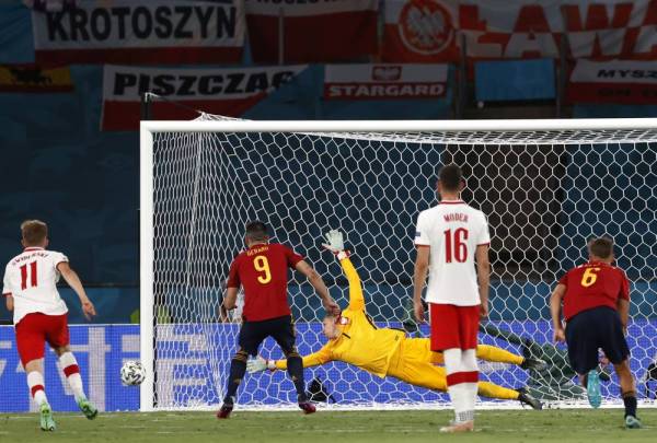 Moreno gagal menyempurnakan sepakan penalti ketika aksi menentang Poland di Sevilla awal pagi Ahad. -Foto: EPA