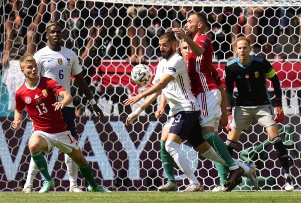 Penyerang Perancis, Karim Benzema mengawal bola sebelum melakukan percubaan ke pintu gol Hungary. -Foto: EPA