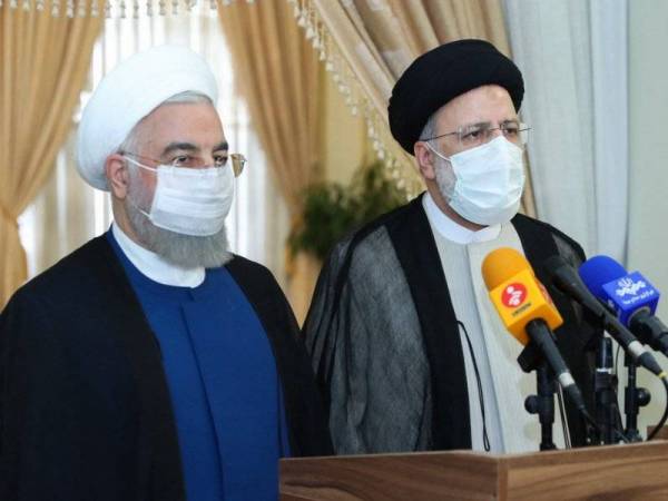 Rouhani (kiri) ketika menyertai sidang media bersama bakal penggantinya, Raisi sewaktu beliau mengadakan lawatan untuk mengucapkan tahniah atas kemenangannya pada Sabtu. - Foto: AFP