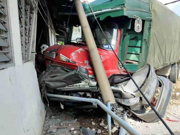 Keadaan kenderaan mangsa yang terperosok bawah lori dalam nahas di Jelapang pada Sabtu. - Foto JBPM Perak