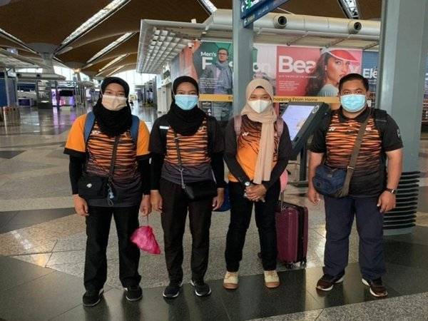 Trio recurve wanita (dari kiri) Syaqiera Mashayikh, Nur Ain Ayuni dan Nurul Azreena serta jurulatih, Muhammad Marbawi Sulaiman. - Foto FB National Archery Association of Malaysia.